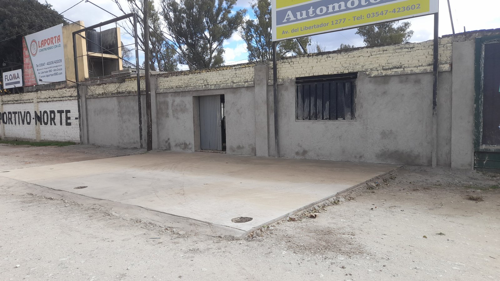 Fachada comercial de concreto bruto com estrutura aberta — projeto Remodelación Bodegón del depo, por CN Construcciones, em Alta Gracia