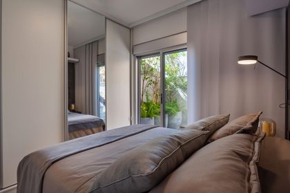 Dormitorio minimalista con cama matrimonial y espejo de cuerpo completo — proyecto APARTAMENTO TP, por Frederico Bicalho Arquitetura
