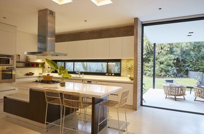 Cocina comedor moderna con techo de hormigón y ventanas de piso a techo — proyecto CASA MF, por IMF INÉS MARTINEZ FERRARIO
