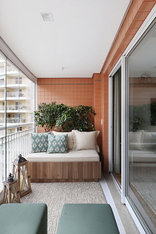Balcón moderno con revestimiento terracota y banco con plantas verdes — proyecto Vila leopoldina IV, por Bordin E Soares Interiores