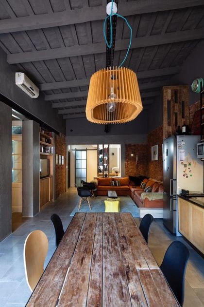 Comedor industrial con mesa de madera y lámpara colgante dorada — proyecto Ref.ED316, por Facundo Arana Arquitecto