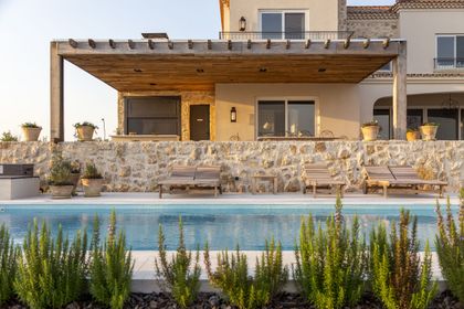 Amplio patio con piscina de estilo mediterráneo moderno y pérgola de madera — proyecto Casa MF, por Estudio Junor, en Belén de Escobar