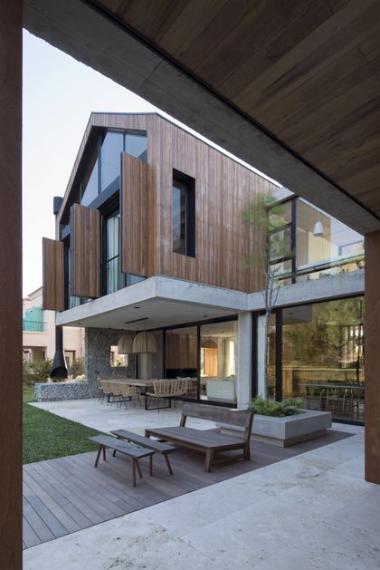 Casa moderna con cerramientos de madera y galería con deck — proyecto Casa Carol, por Estudio Lak, en Club Newman