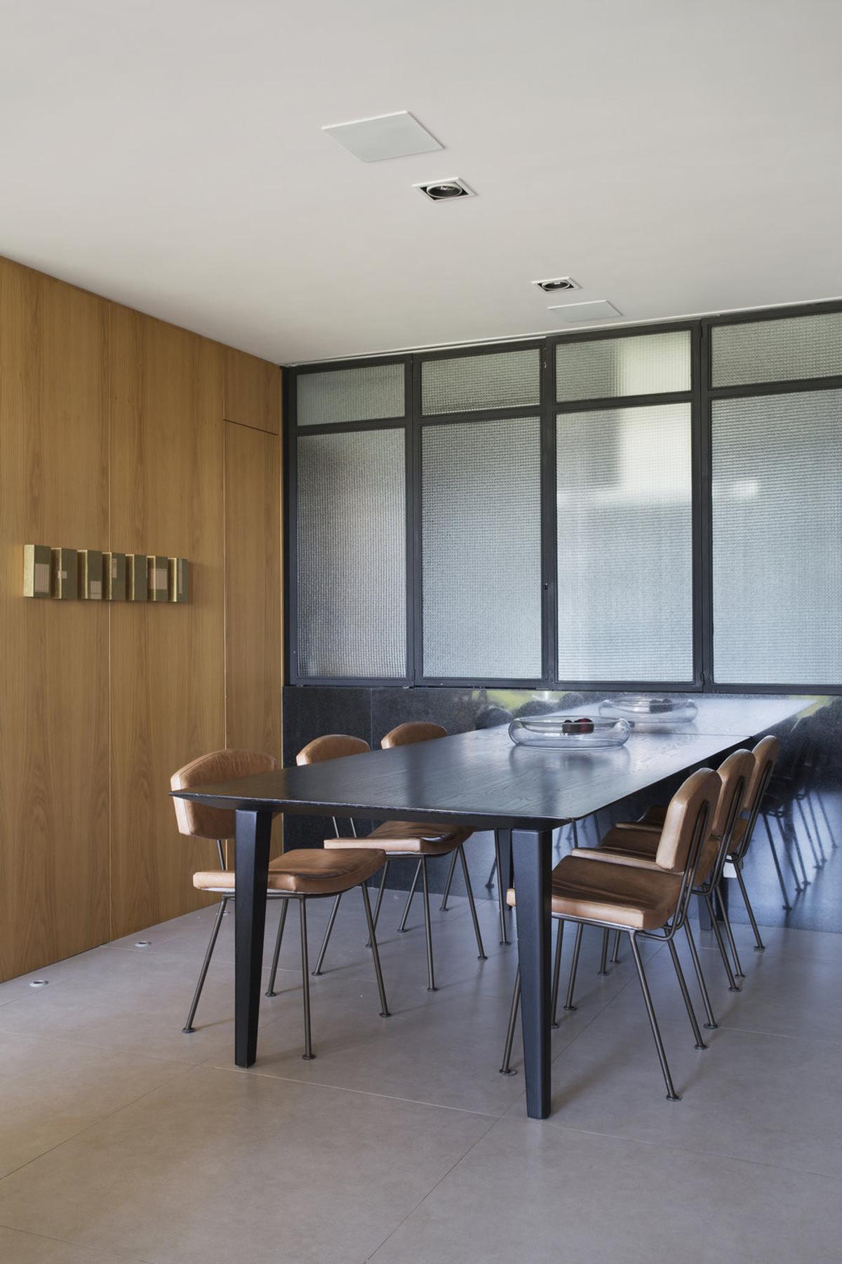 Sala de jantar Estilo Industrial com cor predominante Cinza do Projeto BL House por Studio Ro-ca