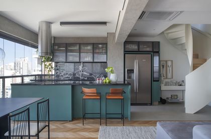 Cocina moderna con isla verde, muebles oscuros y vista a la ciudad — proyecto BP Hose , por Studio Ro-ca