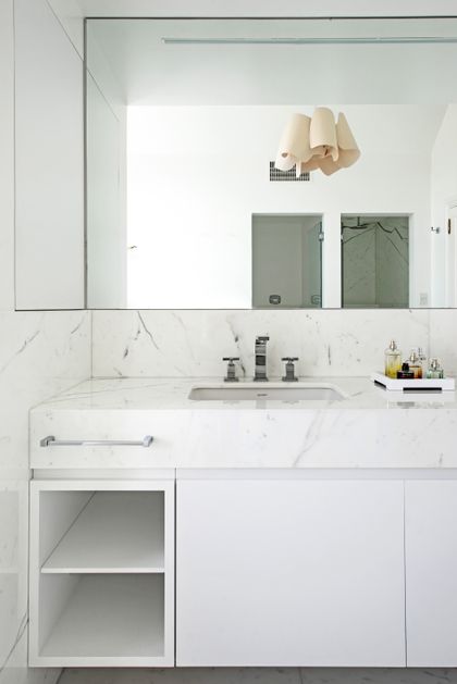 Bano minimalista con mesada de marmol blanco y espejo de pared grande — proyecto Casa Tortugas , por Estudio Du , en Tortugas Country Club