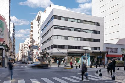 Edificio comercial contemporáneo blanco con planta baja activa y peatones — proyecto Oficinas en calle Rodriguez Peña, por MARCO GUOLI PHOTO, en CABA