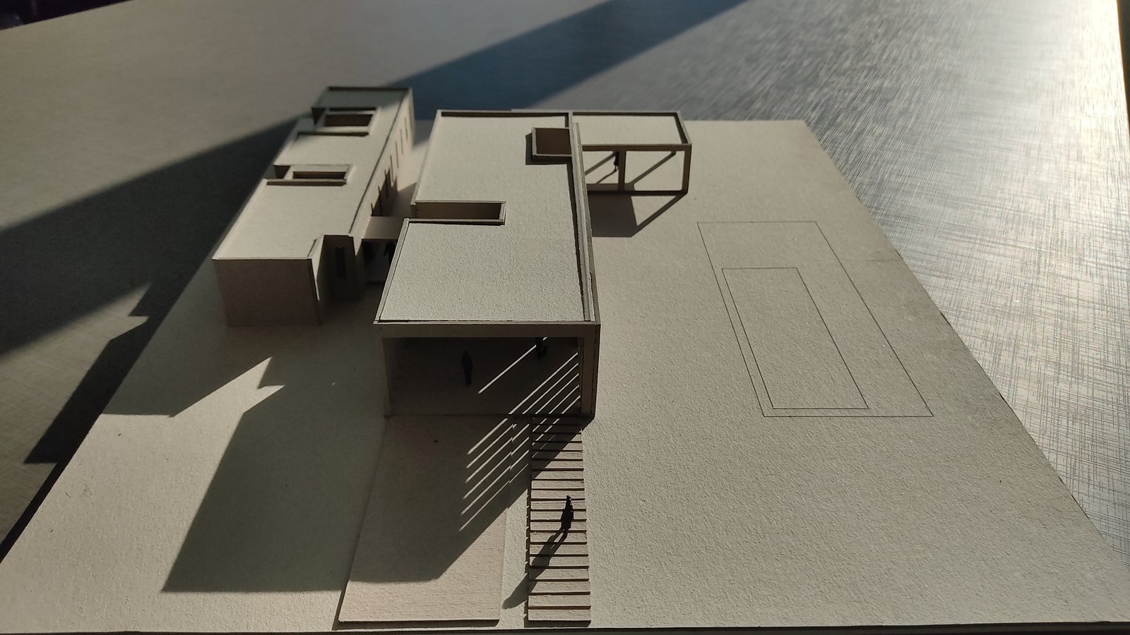maqueta de casa moderna con sombra y piscina — proyecto Casa Del Limonero, por WILSON ARQUITECTURA, en Presidente Derqui