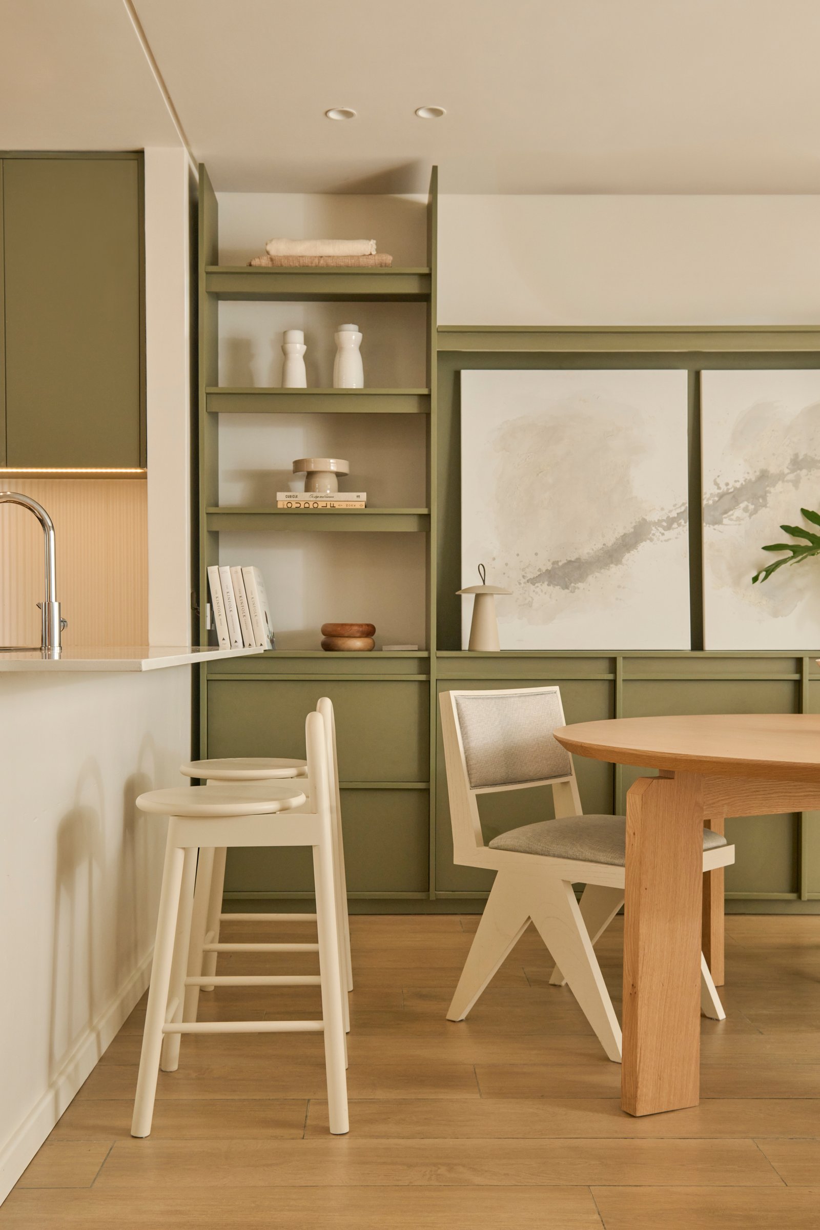 Cozinha e sala de jantar escandinavas modernas com móveis verdes e de madeira — projeto VIRREY AVILES, por loom, em Buenos Aires