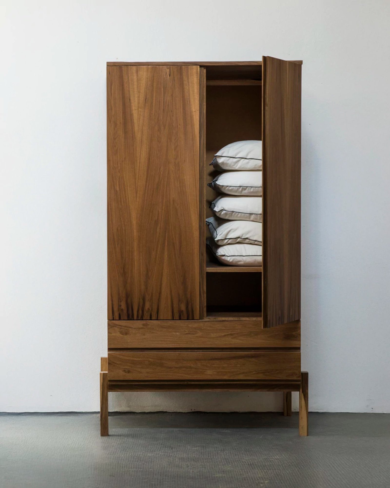 Armario moderno de madera con estantes abiertos y cajones — proyecto Dormitorio, por BLVD Furniture