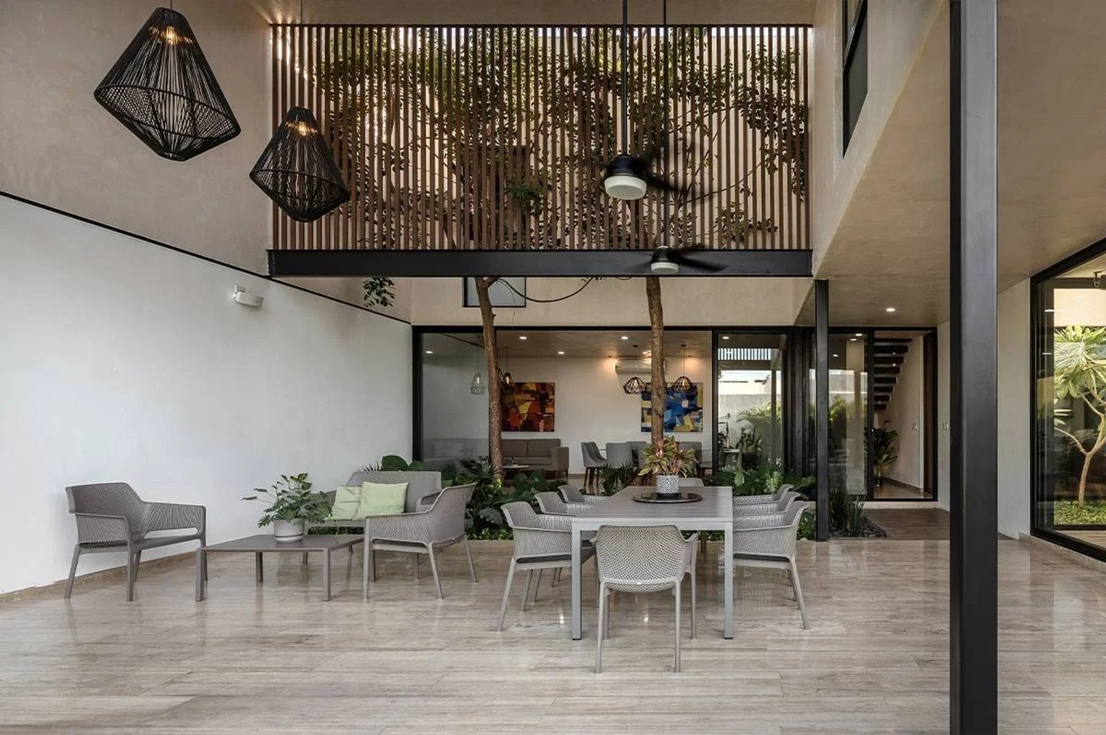 Patio moderno con comedor y vegetación exuberante — proyecto Comedor, por Casa Nuñez