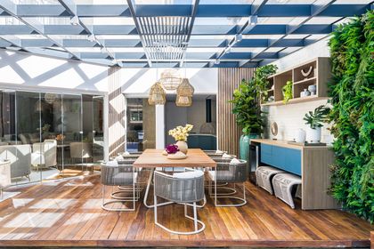 Patio moderno con techo de pérgola, paredes verdes y deck de madera — proyecto REAL PQ FAMÍLIA, por OKA ARQUITETURA, en São Paulo