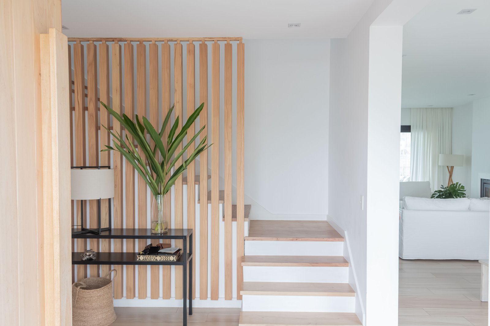 Corredor moderno com escadas flutuantes e divisória de madeira — projeto Santa Ana II, por Catalina Fitero Fotografìa, em Arribeños 1611