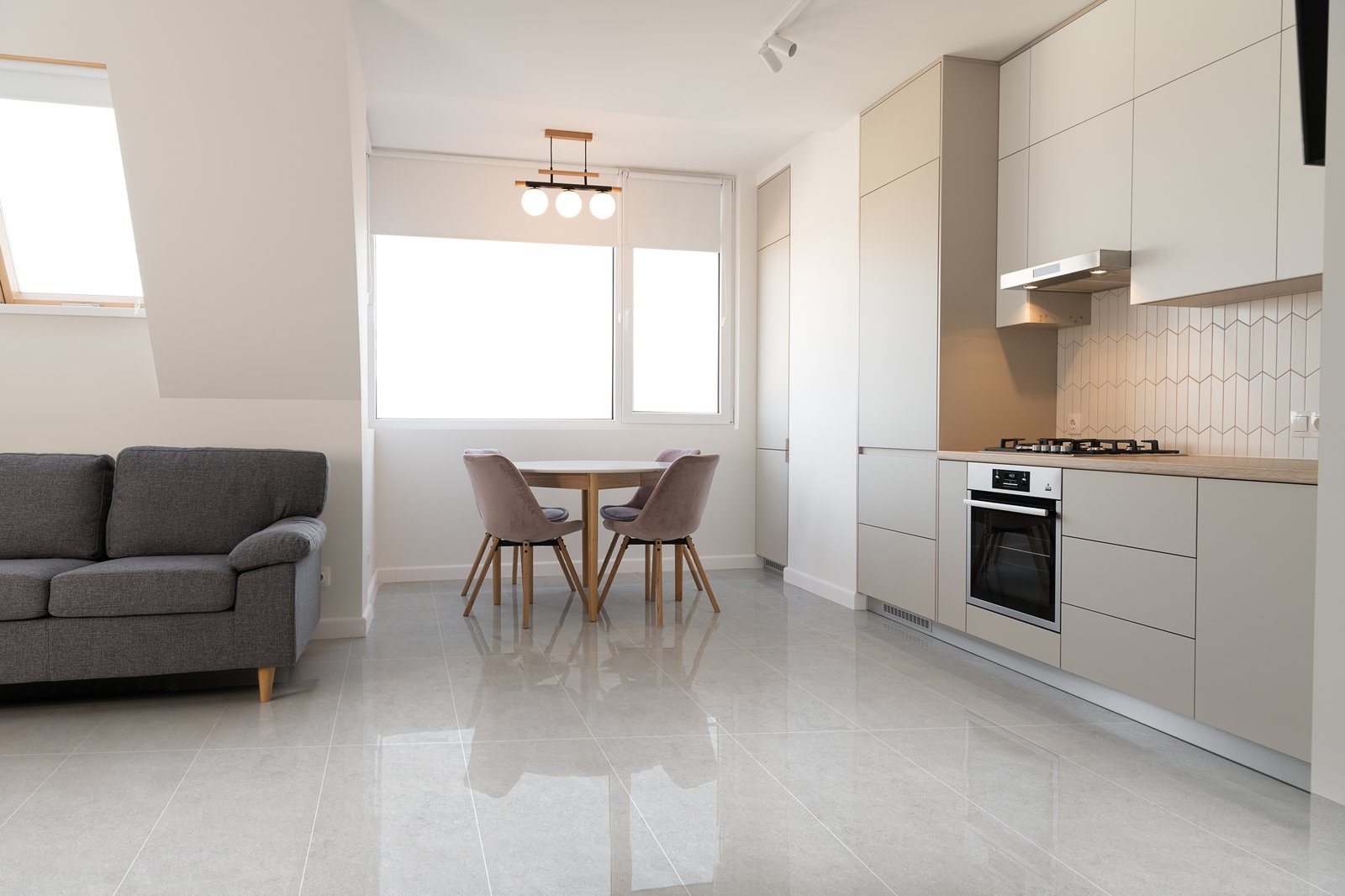 Cocina y living moderno con ventana amplia y piso de mármol — proyecto 60x120, por Cerámica Alberdi 
