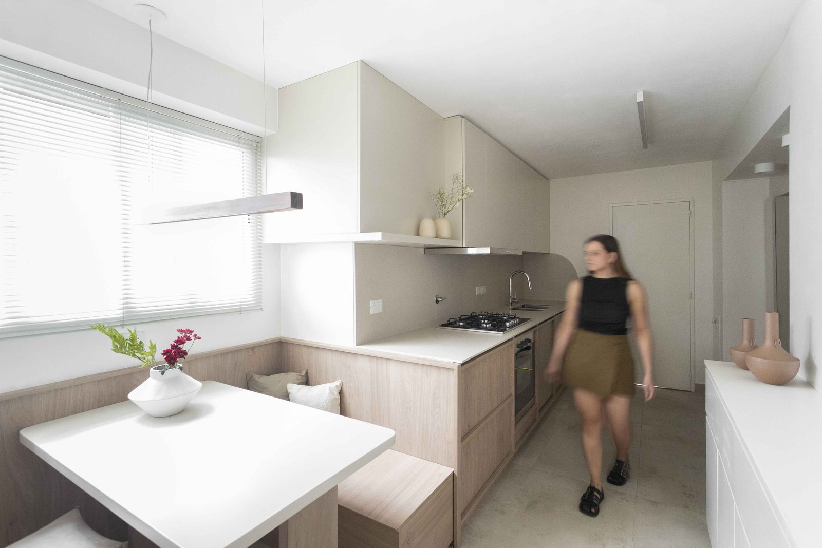 Cocina moderna escandinava con comedor integrado y mobiliario de madera clara — proyecto Libertador, por Bouré Studio, en Palermo