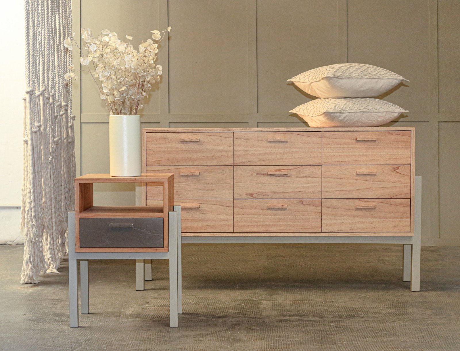 Quarto moderno com cômoda de madeira e mesa de cabeceira — projeto Dormitorio, por BLVD Furniture