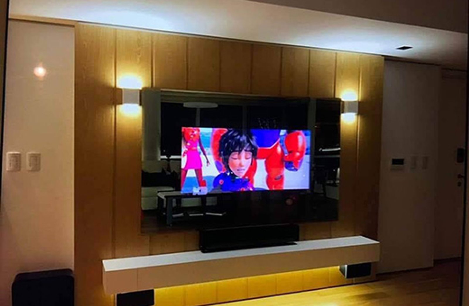 Sala moderna com painel de madeira e TV grande — projeto Espejo mirrorview, por Cristalcenter, em Vicente López