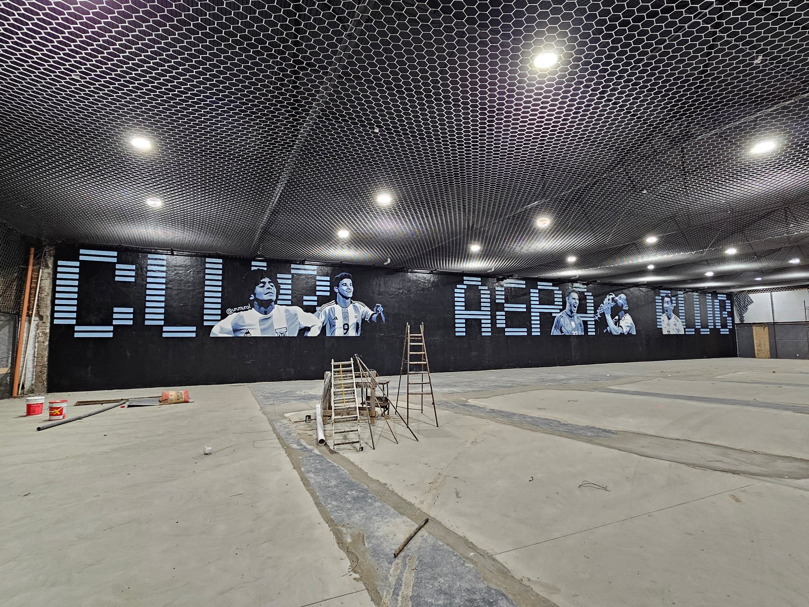 espaço comercial em construção com murais gráficos — projeto CLUB AERA, por UN.MURAL, em Villa Lynch