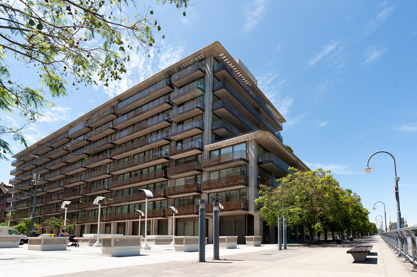 Edifício residencial moderno com varandas e fachada de vidro — projeto OBRA OCEANA, PUERTO MADERO, por MARCELO MAZZA, em Puerto Madero