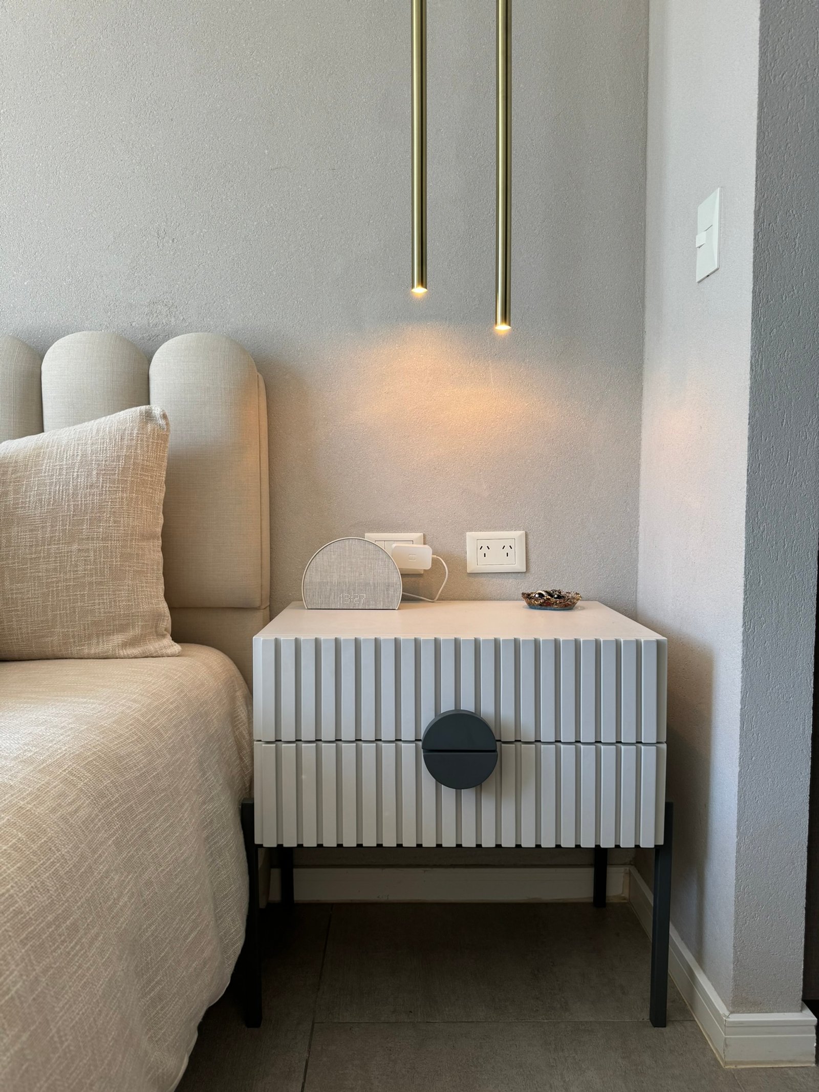 Quarto moderno com criado-mudo de design e luminárias pendentes — projeto Freire, por MDBK Arquitectura, em Belgrano