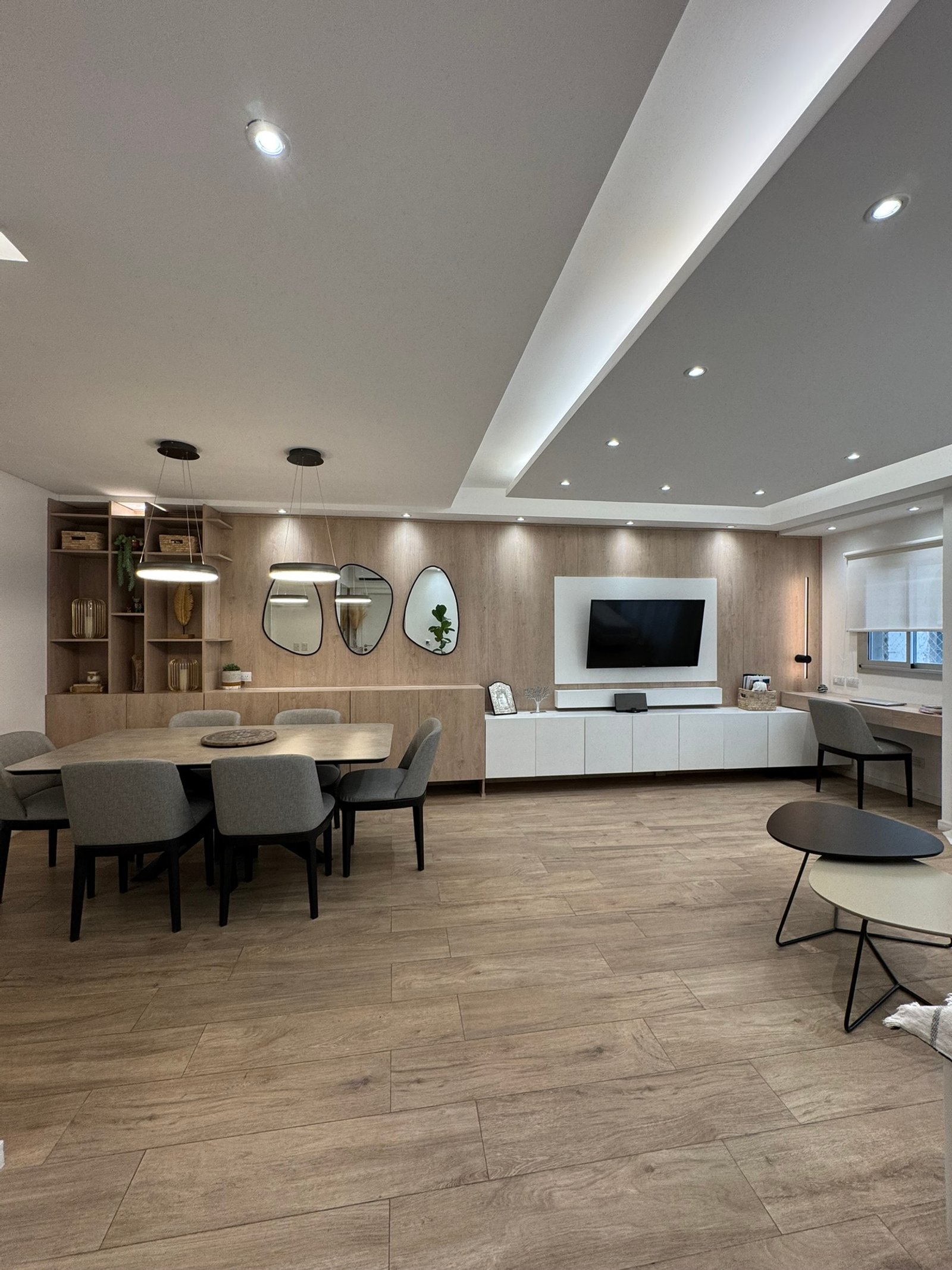 Sala de jantar e estar moderna, mesa de madeira, cadeiras cinzas, painéis de madeira — projeto Corrientes II, por MDBK Arquitectura, em Villa Crespo
