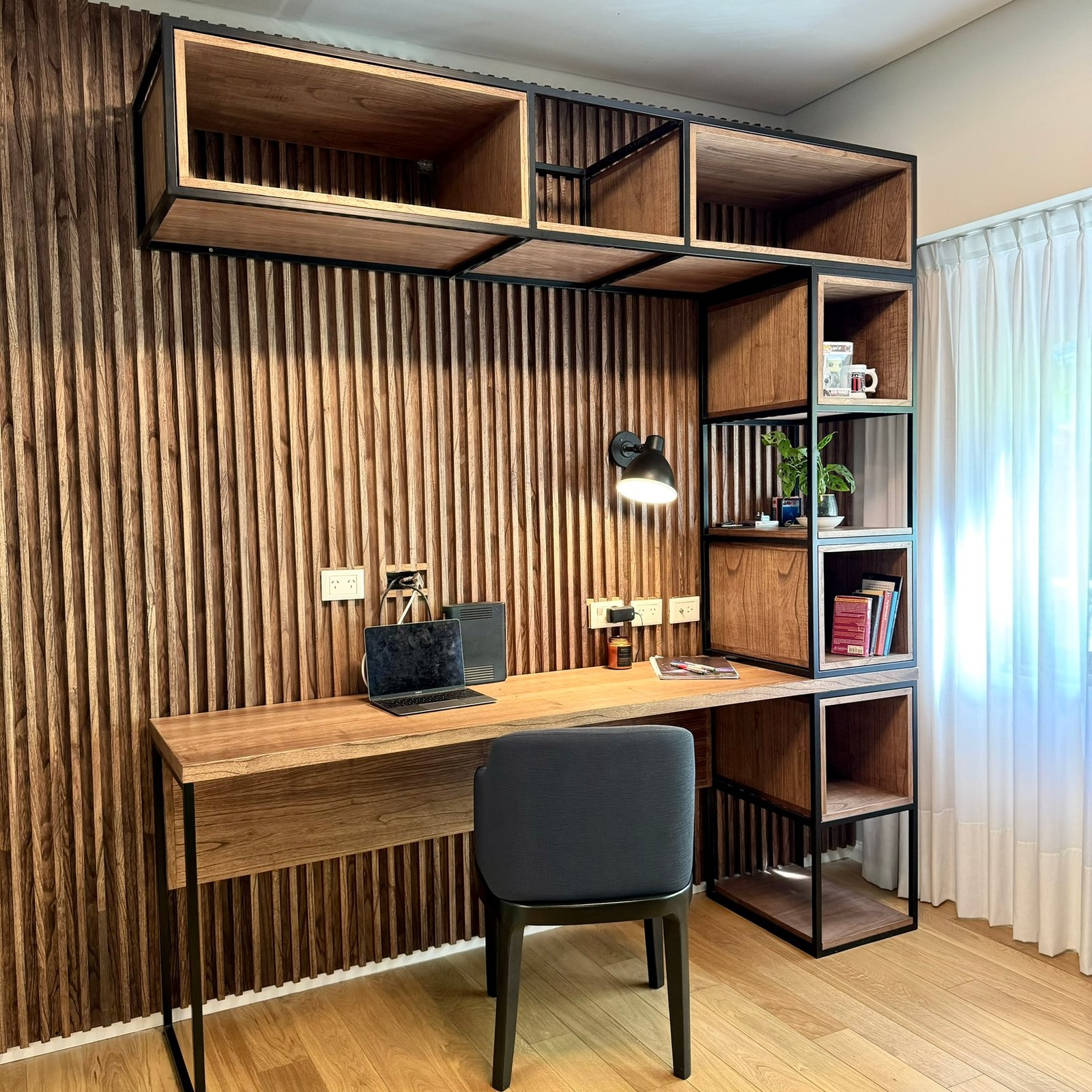 Escritório moderno com parede de ripas de madeira e secretária integrada — projeto Olleros, por MDBK Arquitectura, em Belgrano