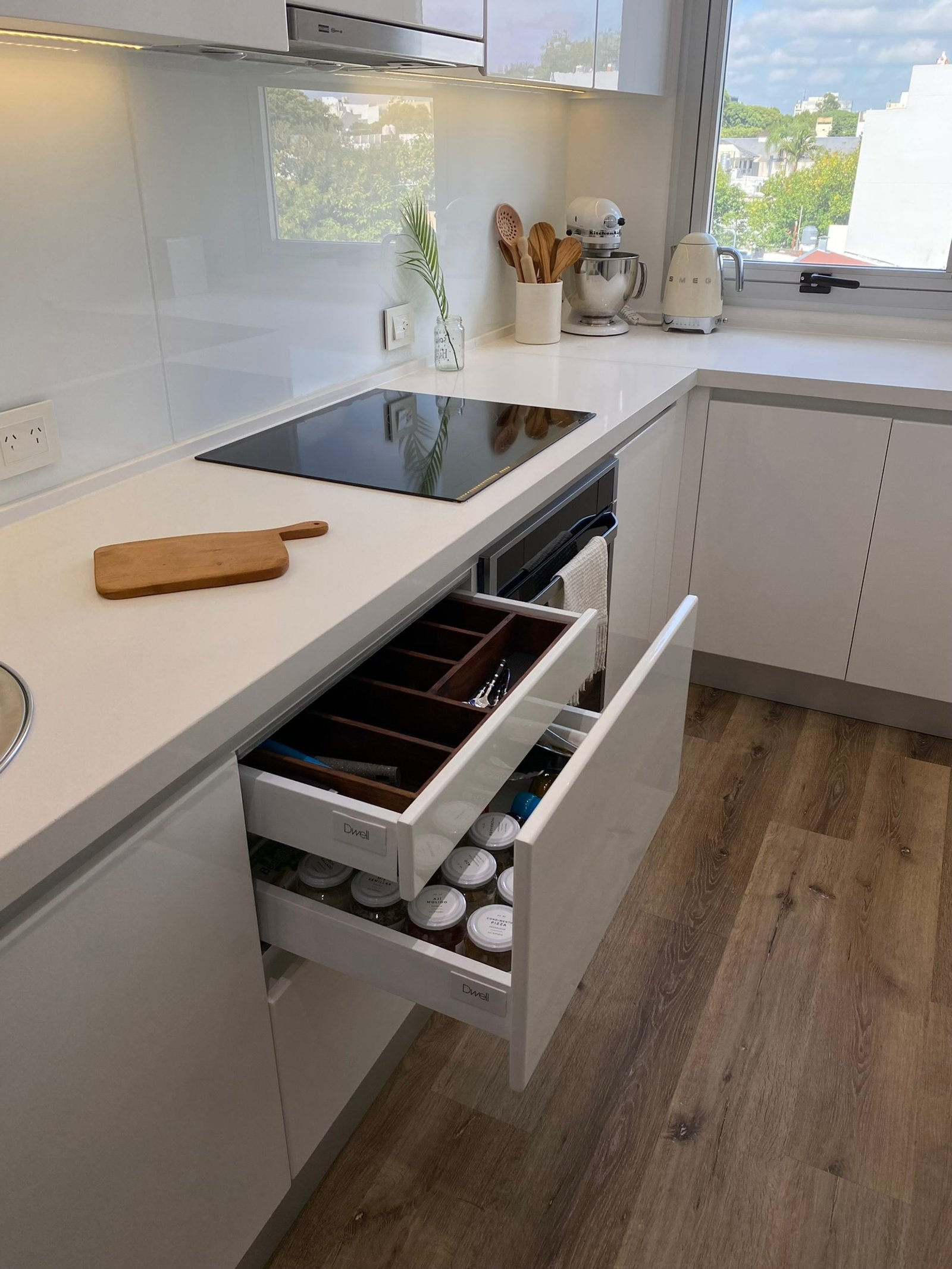 Cocina moderna escandinava con gabinetes blancos y encimera blanca — proyecto Burela, por MDBK Arquitectura, en Villa Urquiza