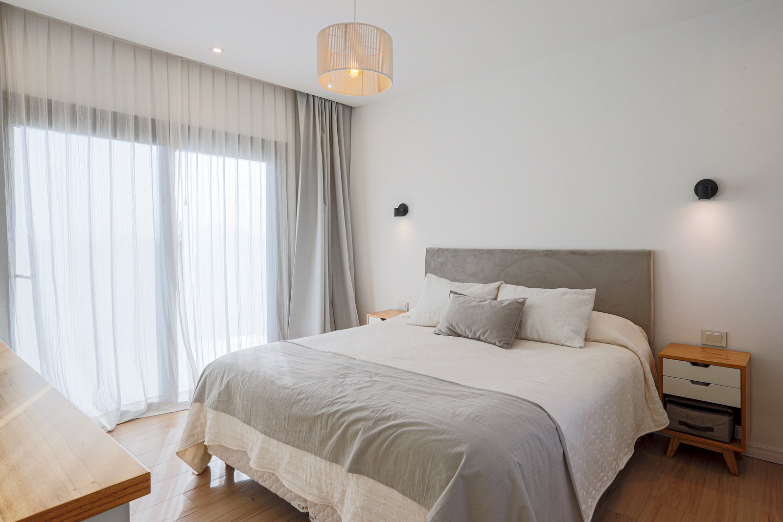 Dormitorio moderno con luz natural y cortinas blancas — proyecto SS45, por EZ architects, en Pilar