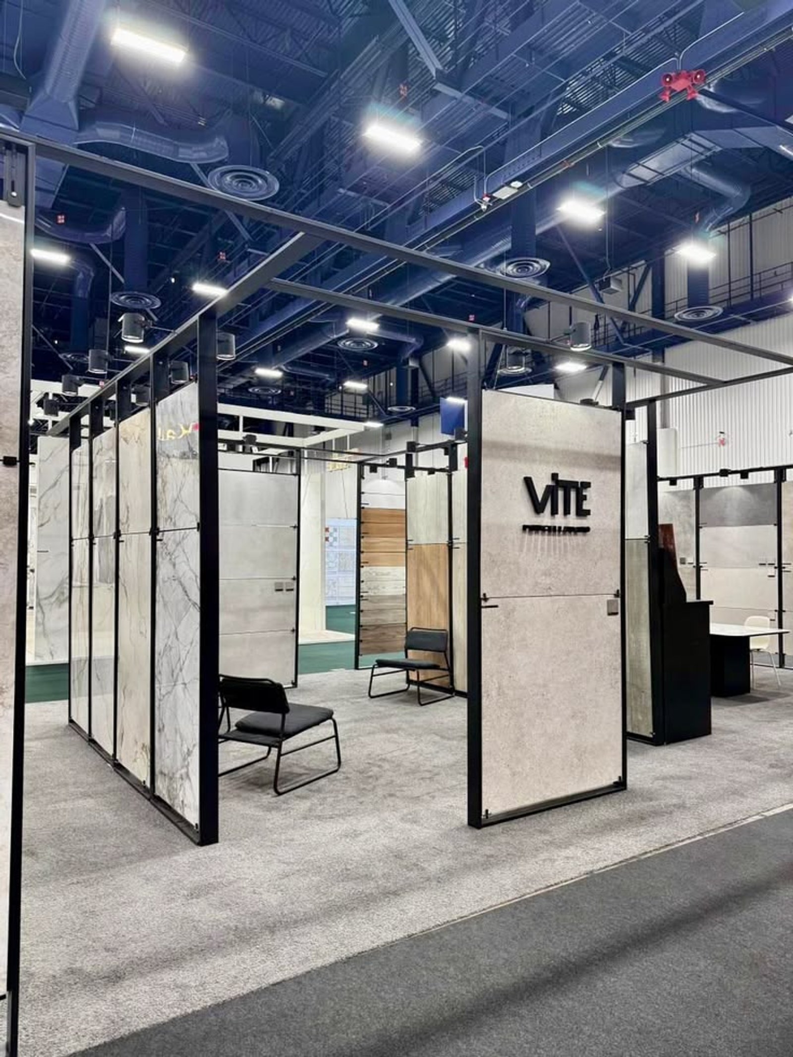 Showroom de cerâmica com expositores modernos — projeto Coverings 2026, por Vite Porcellanato, em Las Vegas