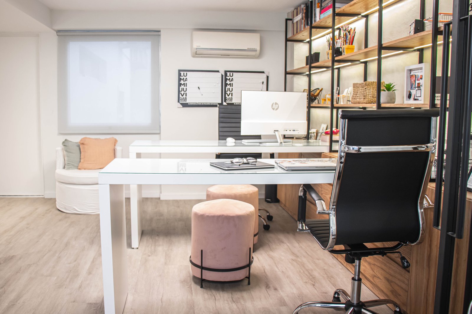 Escritório moderno minimalista com mesa branca e cadeira ergonômica — projeto Estudio MDBK, por MDBK Arquitectura, em Almagro