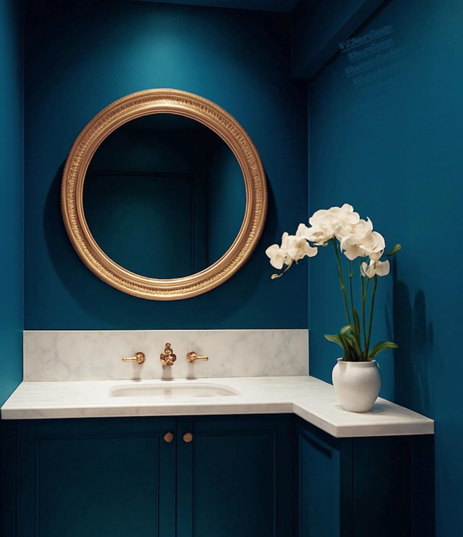 Baño con espejo dorado, encimera de mármol y grifería dorada — proyecto Casa Sierra, por Vc Neuro Design, en Itaipava