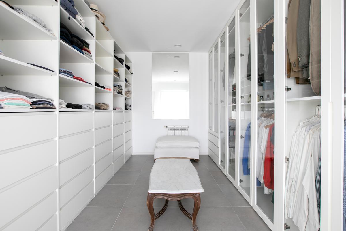 amplo closet moderno com móveis brancos sob medida — projeto Obra Santa Barbara, por Arq. Lourdes Yarade Saravia, em Troncos del Talar