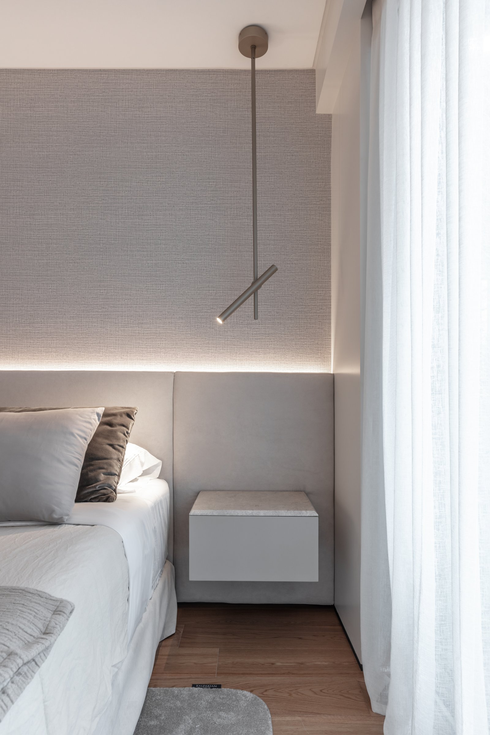 Quarto minimalista moderno com iluminação indireta e mesa lateral flutuante — projeto Donna Fiore | Sobrio & sofisticado | Sober & Sophisticated | Lucia Quinteros, por Ren Studio, 