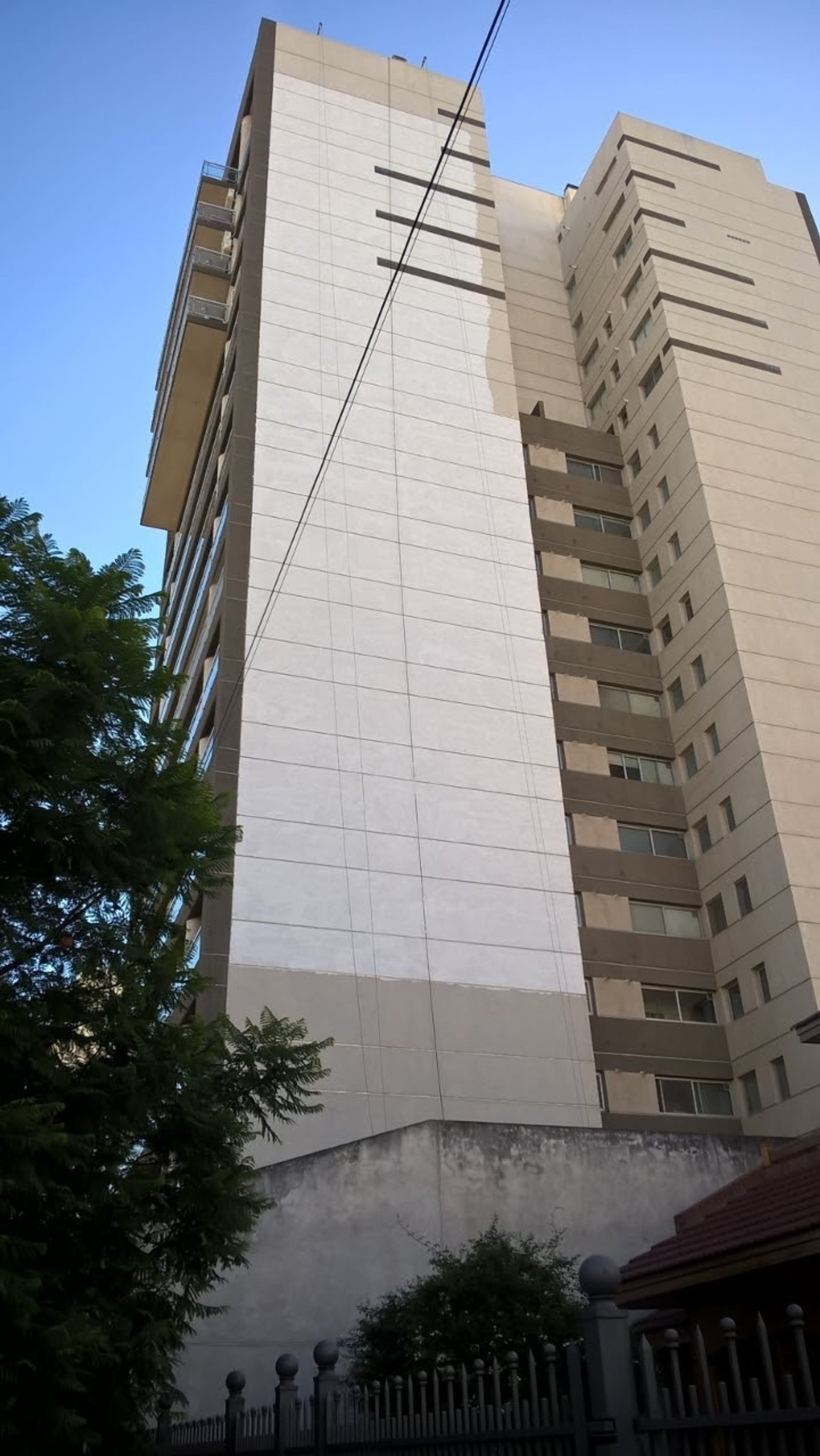 Edifício residencial moderno alto com fachada texturizada — projeto Consorcio Torre, por PROTEX, em Bahía Blanca