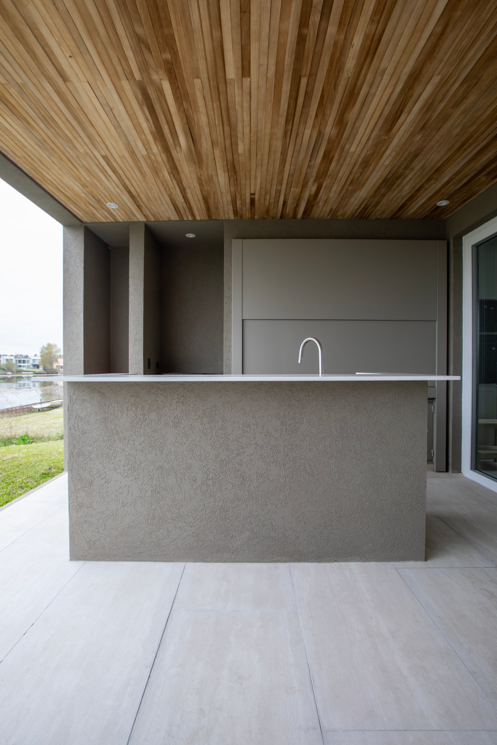 Cozinha externa moderna com teto de madeira e balcão de estuque — projeto OBRA EL RETIRO, por ILVA, em Provincia de Buenos Aires