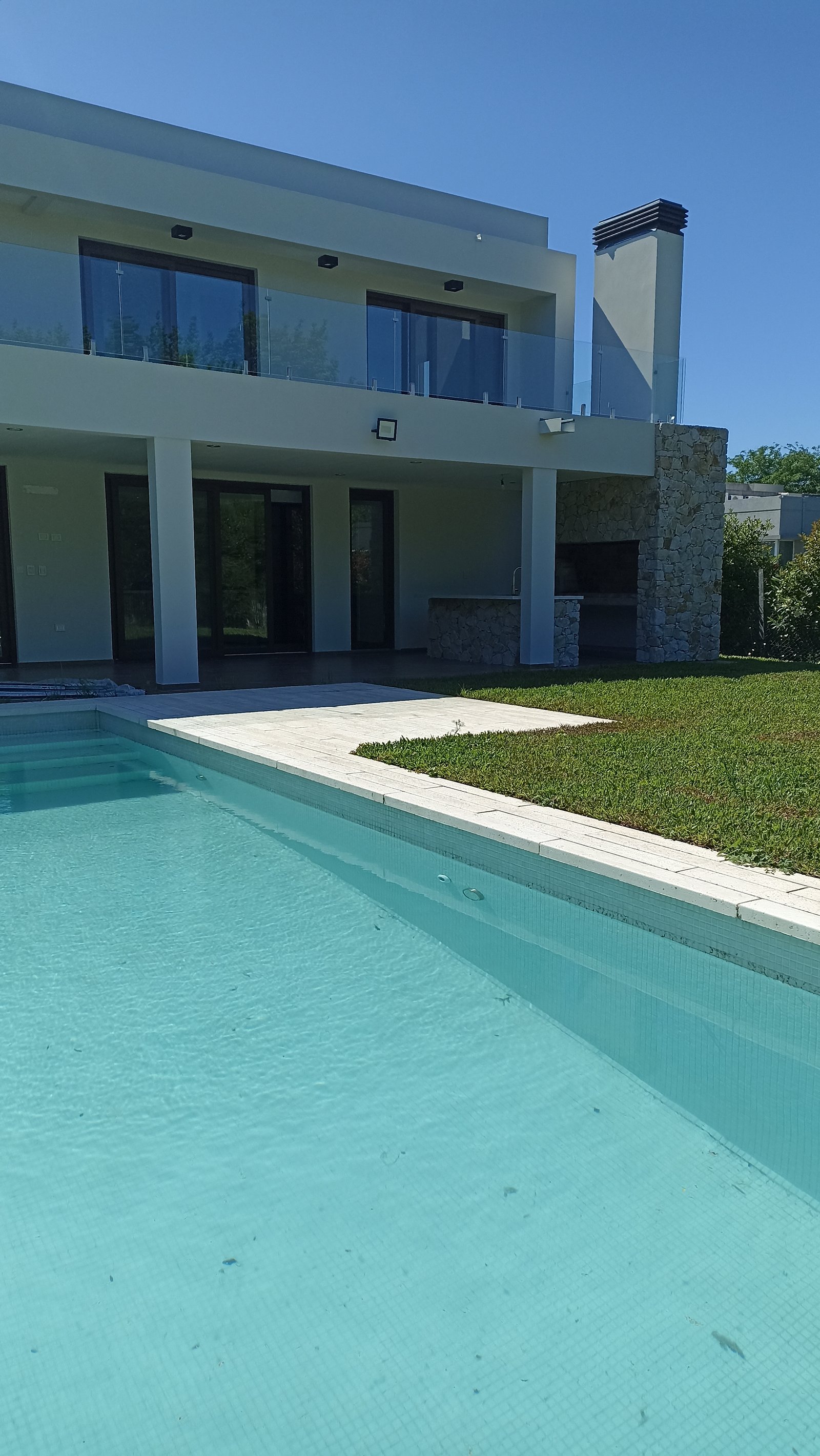 Casa moderna con piscina y parrilla exterior — proyecto Vivienda en Fincas de Hudson, por Monarq Arquitectura, en C. 137 7400