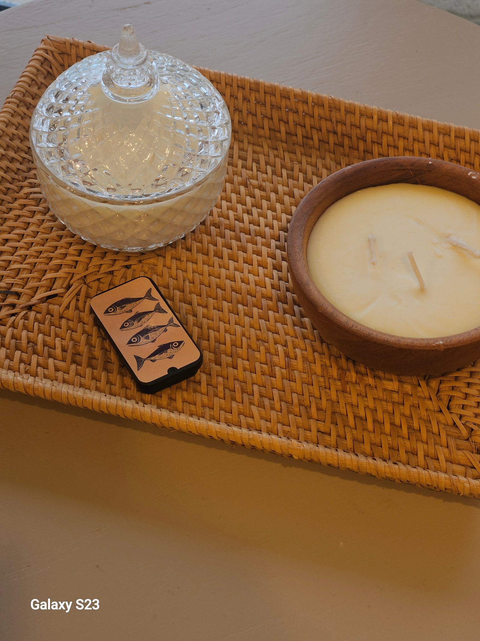 bandeja de ratán con vela y frasco decorativo — proyecto North Beach, por reginahallba5284, en Provincia de Buenos Aires