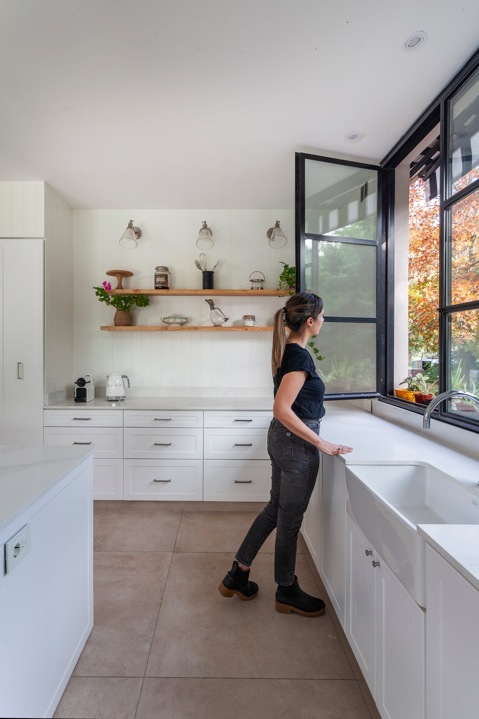 Cozinha moderna estilo escandinavo com janela ampla e armários brancos — projeto CASA HS143, por A'PRIMA - Arquitectura Sustentable, em km 7.5 Ruta 25