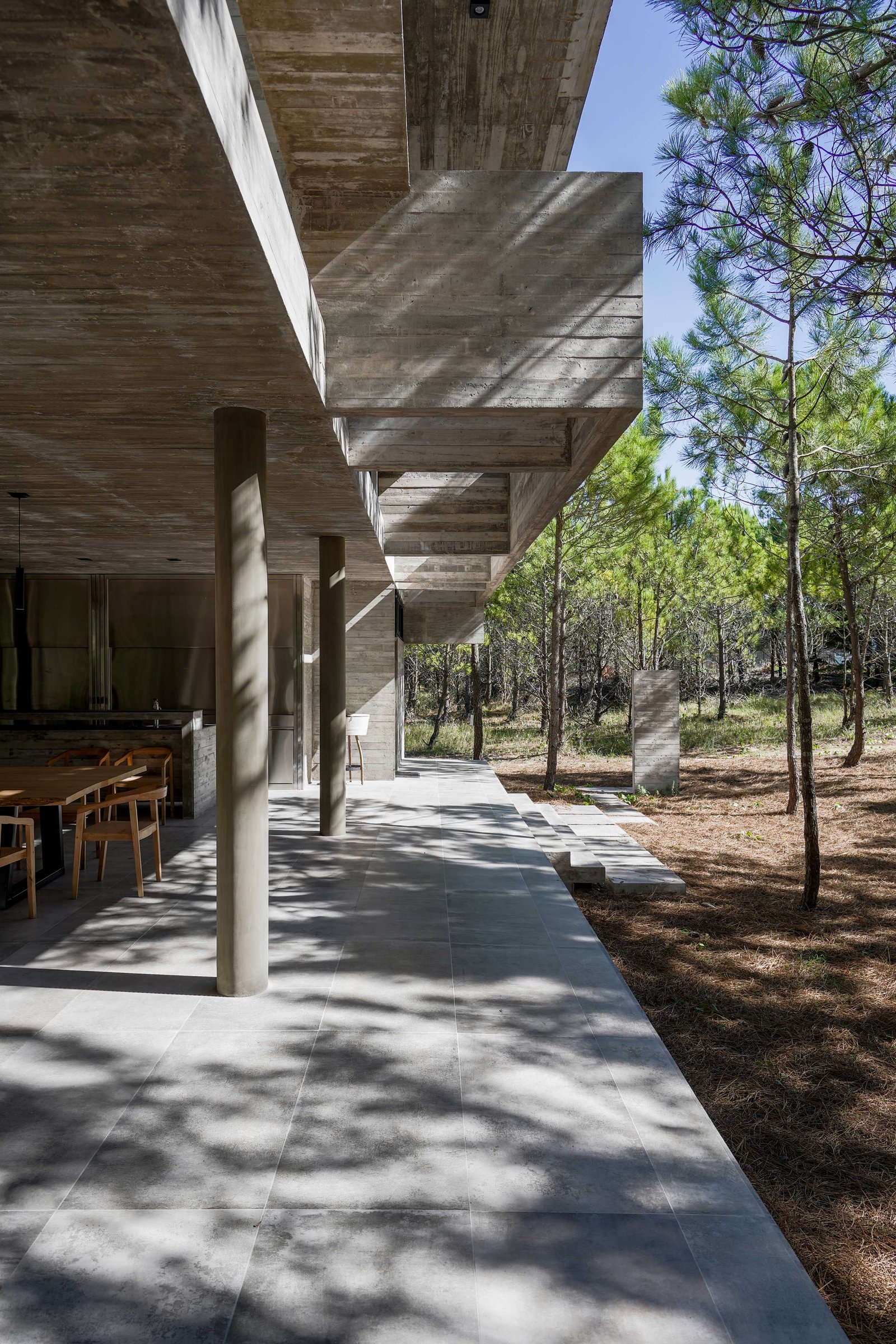 casa brutalista con hormigón expuesto en bosque — proyecto Casa 4H, por Besonías Almeida arquitectos, en X6VF+67