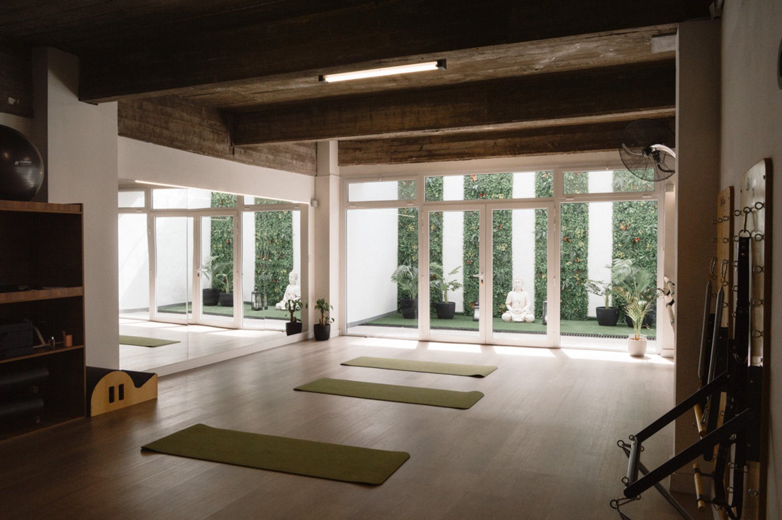 Estudio de yoga moderno con pisos de madera y grandes ventanales — proyecto Estudio Integral SC - Tandil, por Estudio Agustina Satostegui, en Tandil