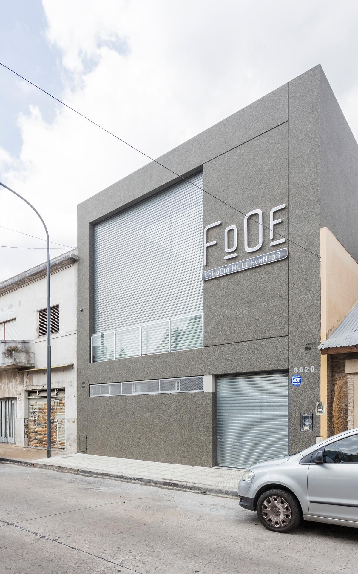 Fachada moderna com portões metálicos e letreiro FoOF — projeto Ercilla 6920, por BARBALACO ARQUITECTOS, em Buenos Aires