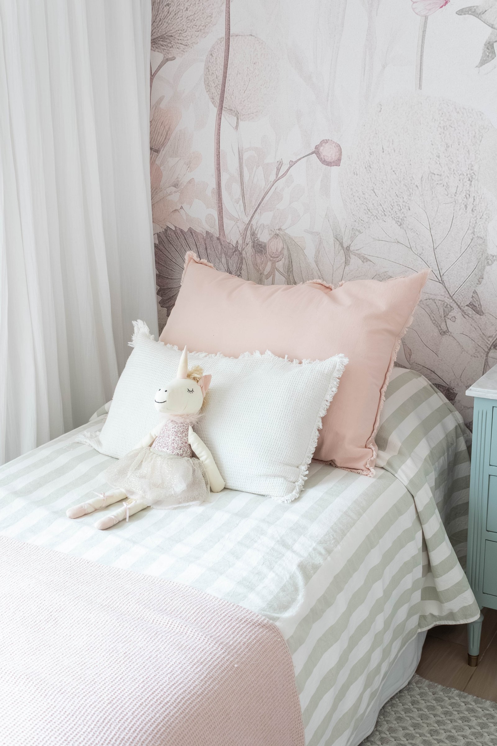 dormitorio con papel tapiz botánico y cama a rayas — proyecto Santa Ana II, por Catalina Fitero Fotografìa, en Arribeños 1611