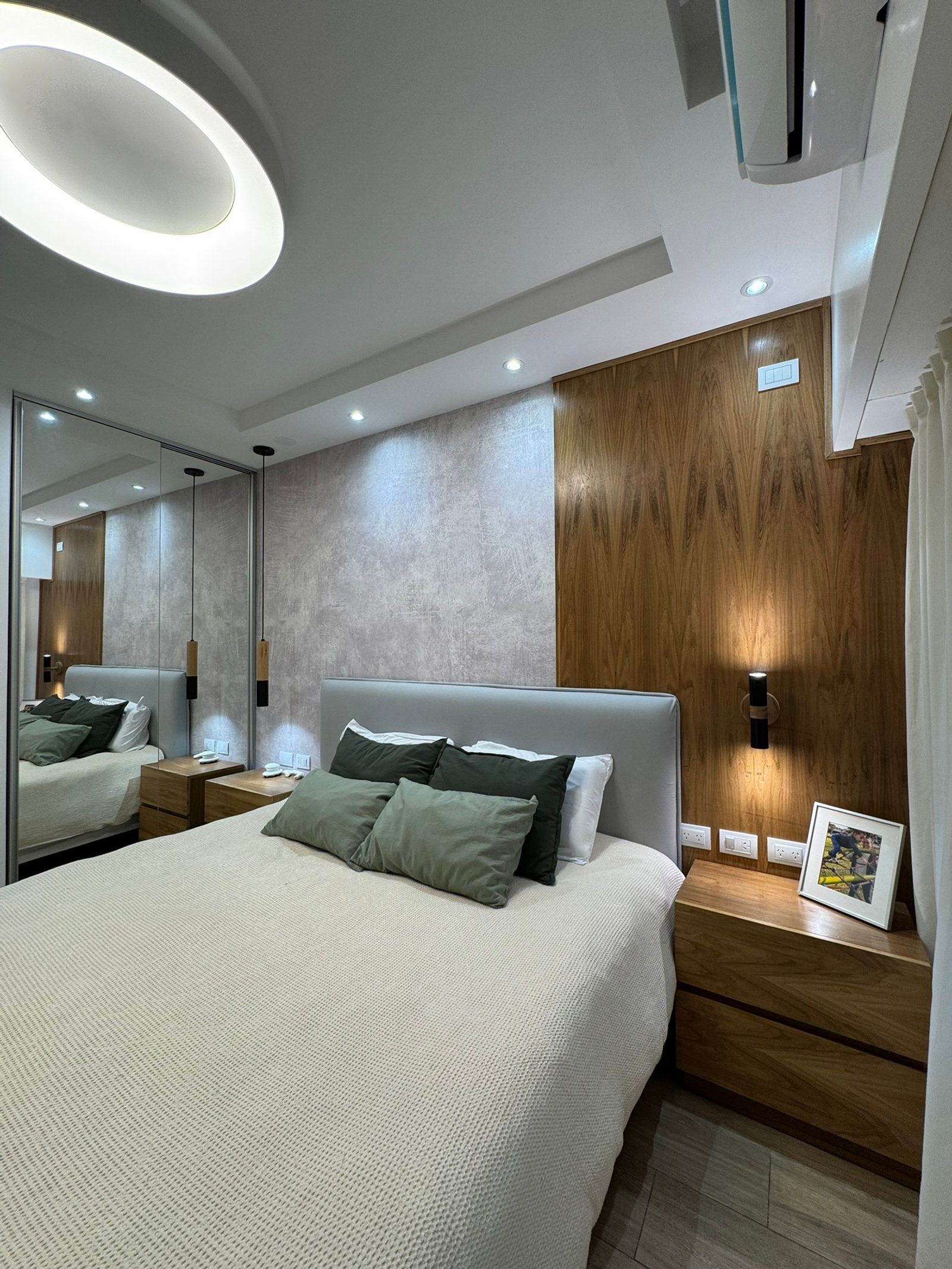 Quarto moderno com painéis de madeira e iluminação indireta — projeto Corrientes II, por MDBK Arquitectura, em Villa Crespo