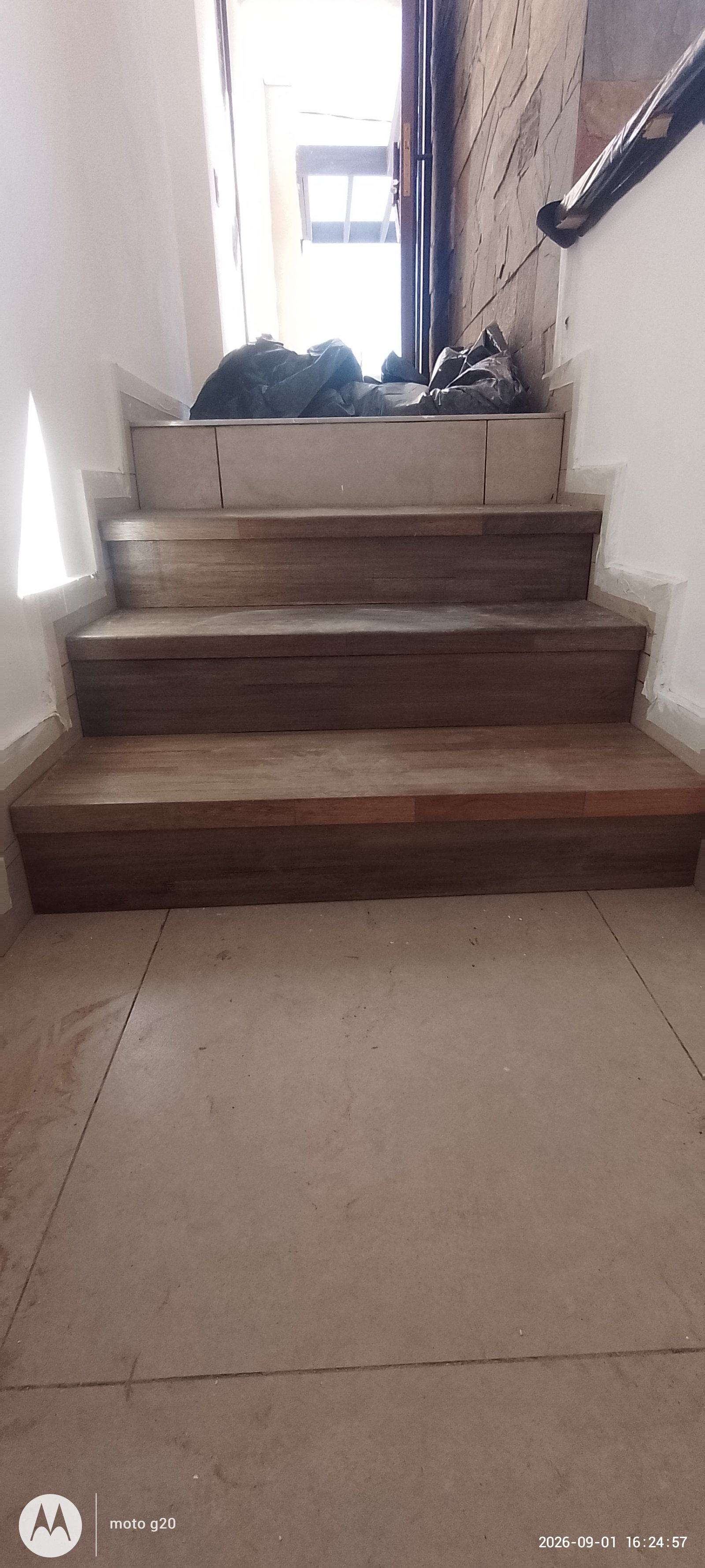 Escalera flotante moderna con detalles en madera y piedra — proyecto Cocina minimalista , por Abrego Amoblamientos , en Urquiza
