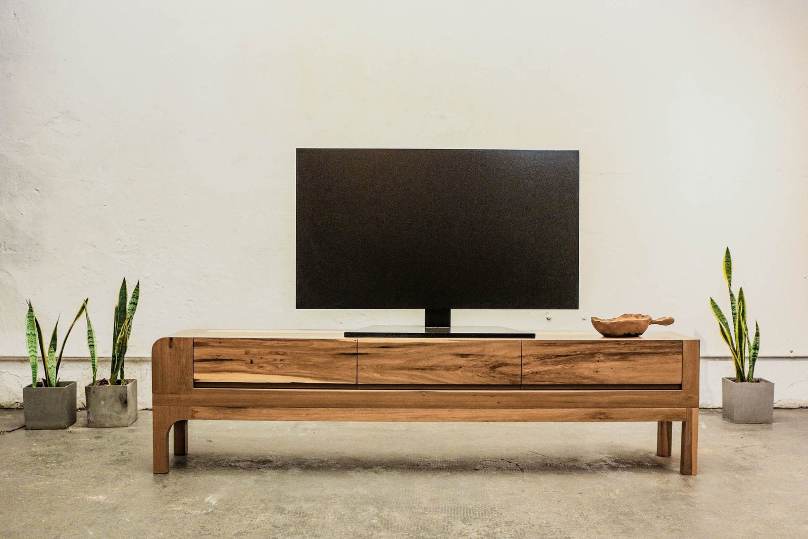 sala de estar moderna com console de madeira e plantas — projeto Living, por BLVD Furniture