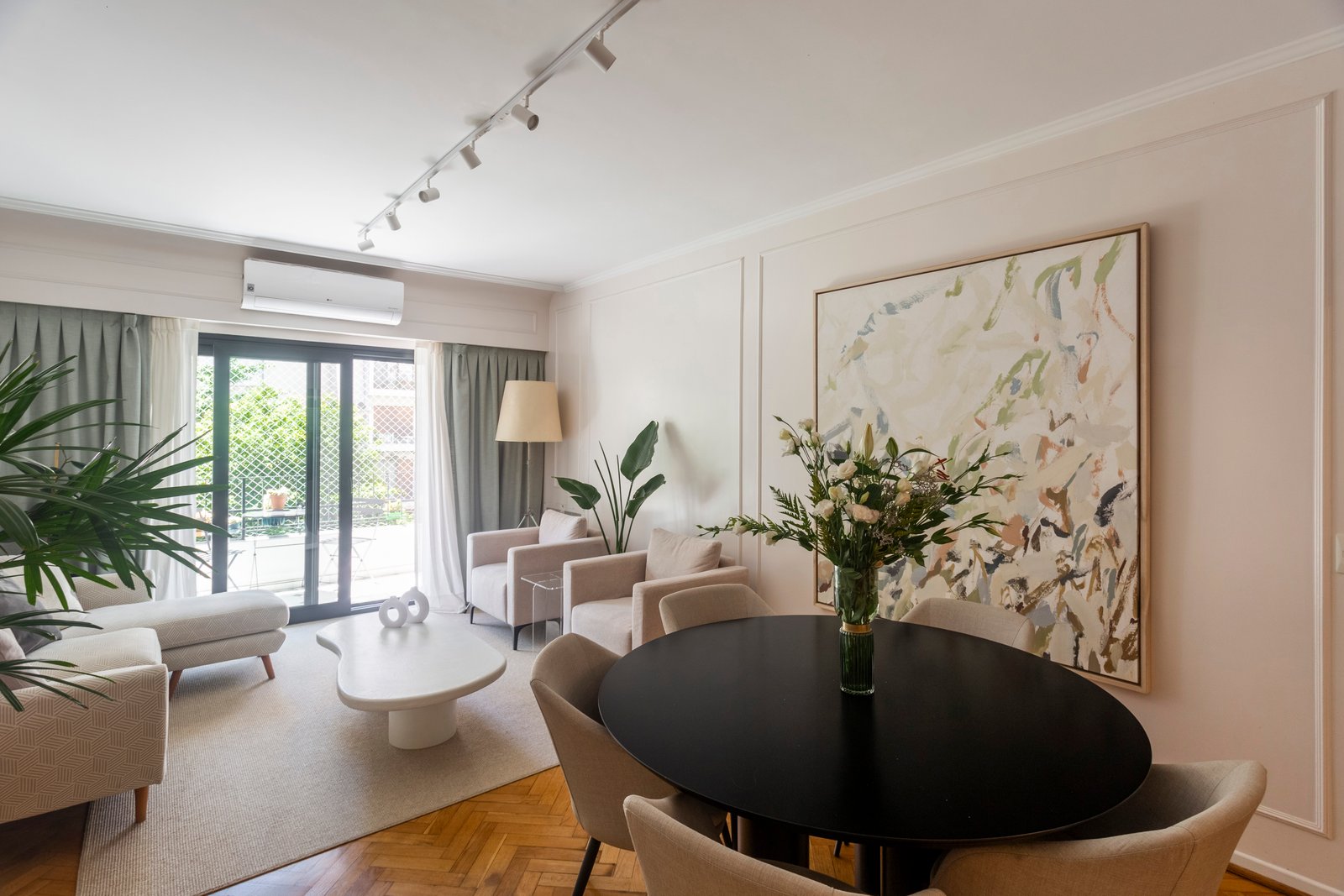 Living comedor moderno con obra botánica y mesa redonda — proyecto Paraná, por JT ARQUITECTURA, en Buenos Aires