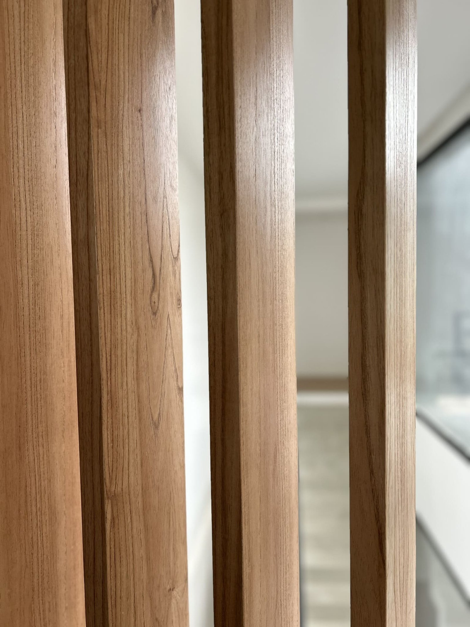 divisor de ambiente em madeira com ripas verticais — projeto Marinas House, por Fusión Nativa Estudio, em Puertos