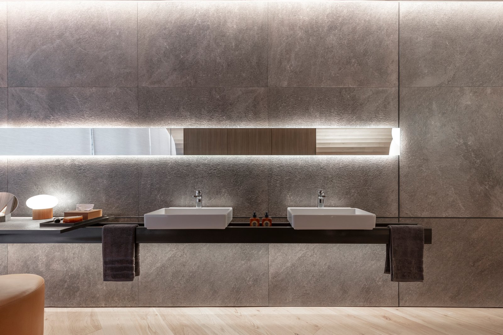 Baño moderno con revestimiento de piedra y grifería exenta — proyecto Casa Foa 2024 | Ritual de bienestar | Wellness ritual | Lucia Quinteros, por Ren Studio, en Cdad. Autónoma de 