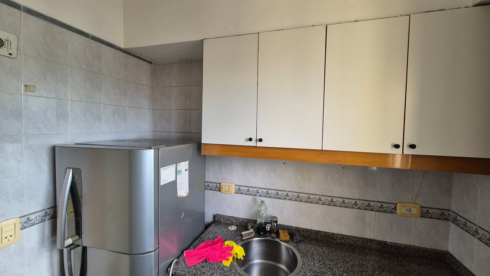 Cozinha moderna com azulejos brancos e geladeira de aço inoxidável — projeto Cocina - Remodelación Soho, por RenovArqui, em Palermo