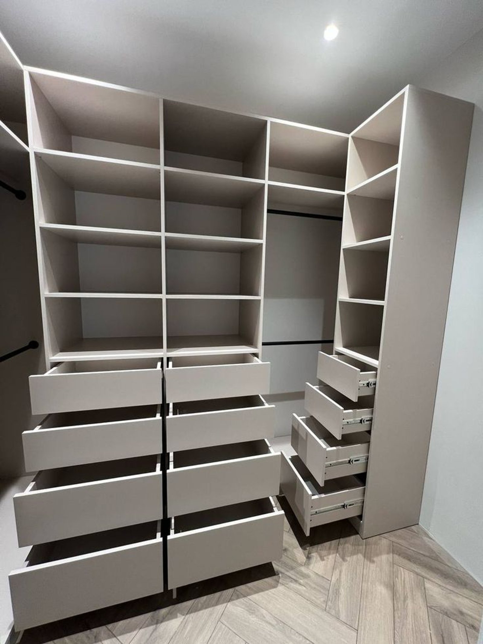 interior de closet moderno branco com prateleiras e gavetas — projeto Vestidores "Palermo Sigo", por Carpinteria Tientta, em Palermo Soho